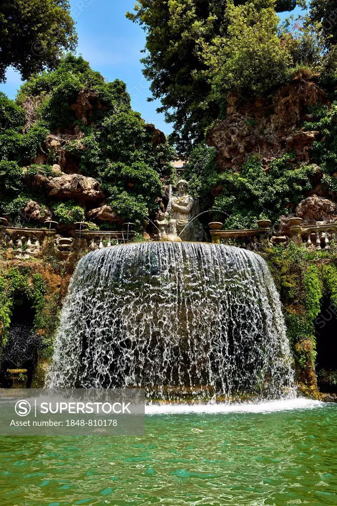Waterfall of The Oval fountain, 1567, Villa d'Este, UNESCO World Heritage Site, Tivoli, Lazio, Italy