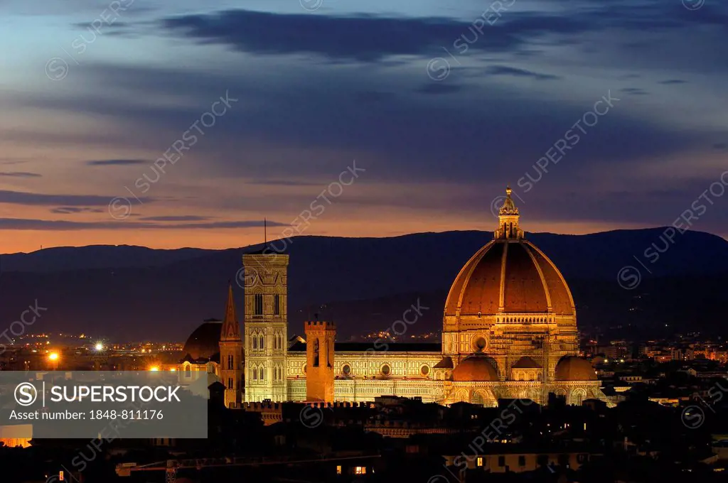 Florence Cathedral or Basilica di Santa Maria del Fiore at dusk, Florence, Tuscany, Italy