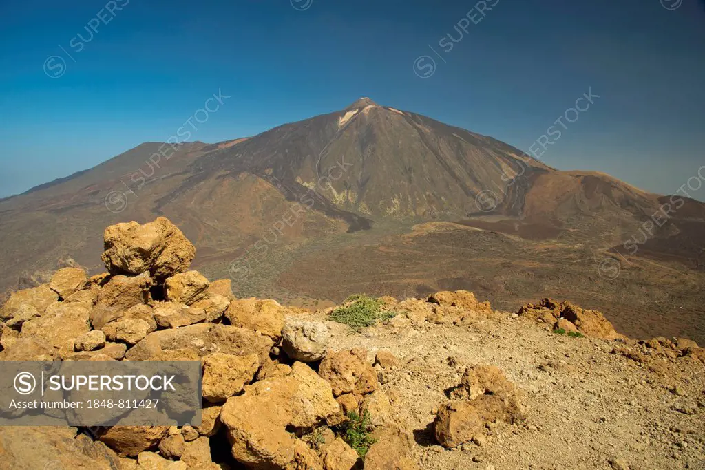 View from Mt Alto de Guajara, 2717m, to Mt Pico de Teide, 3718m, Tenerife, Canary Islands, Spain