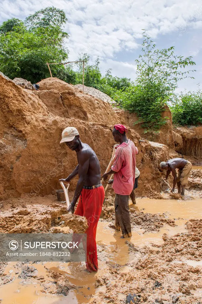Workers digging at a diamond mine in the jungle, Kenema, Eastern Province, Sierra Leone