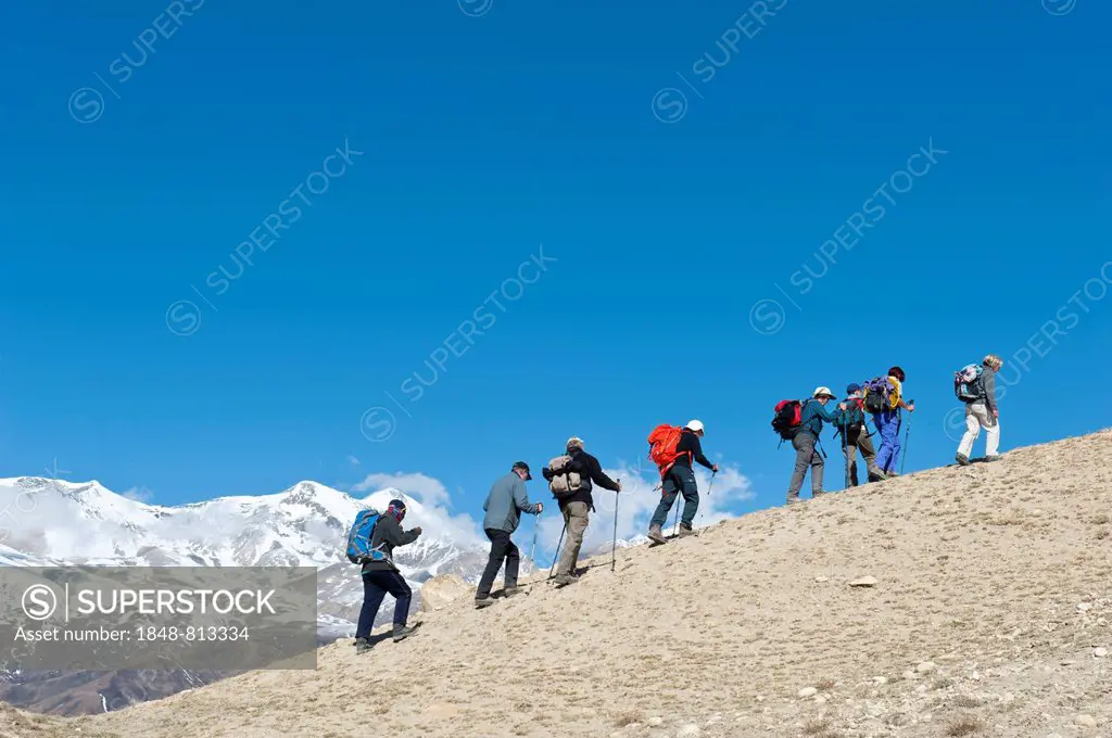 Hiking group during the ascent, snow-capped mountains, Mustang Himal mountain range, Lo Manthang, Upper Mustang, Nepal