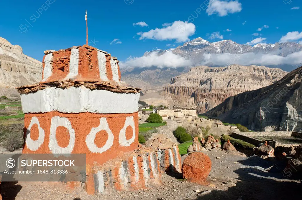 Brightly painted Chorten, colours of the Sakya sect, Tetang, Upper Mustang, Nepal