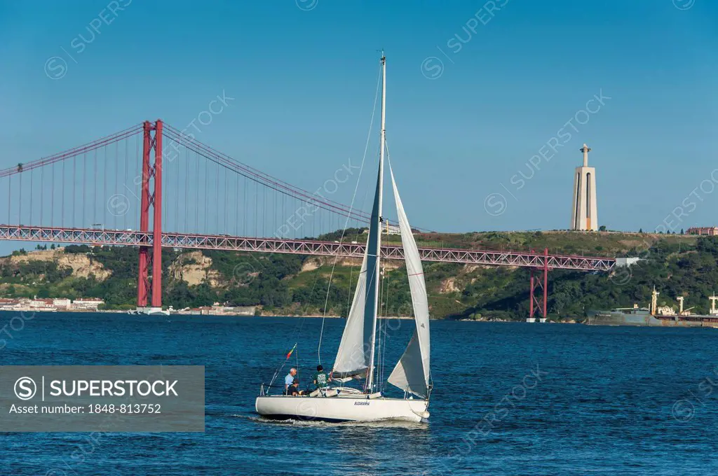 Sailing boat on the Tagus River in front of the Ponte 25 de Abril suspension bridge, Belém, Lisbon, Lisbon District, Portugal