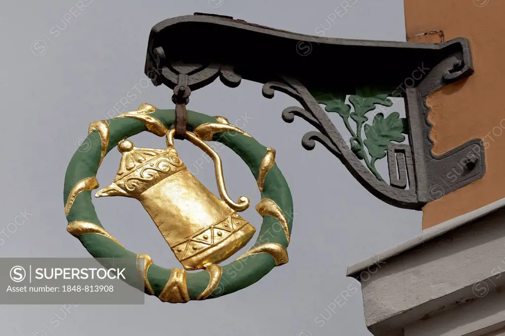 Hanging sign of the Goldene Kanne inn, historic center, Görlitz, Saxony, Germany