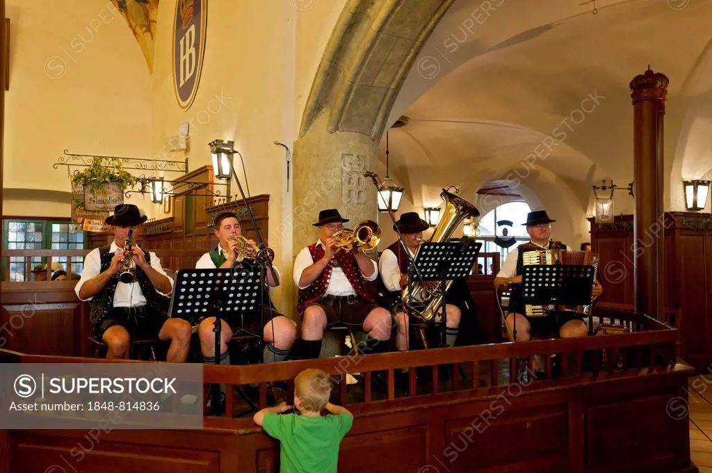 Marching band performing in the Schwemme, guest room, Hofbraeuhaus am Platzl beer hall, Munich, Upper Bavaria, Bavaria, Germany
