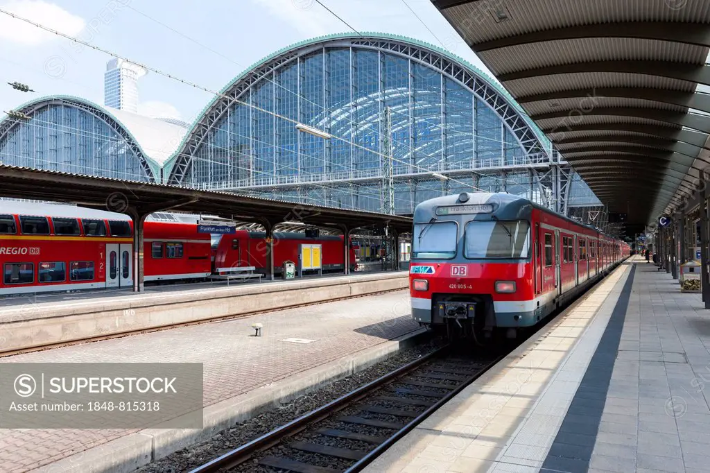 Regional train of the RMV leaving Frankfurt Central Railway Station, Frankfurt am Main, Hesse, Germany