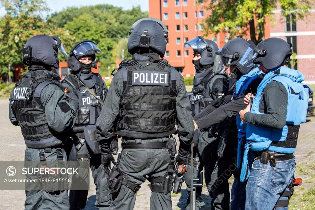 Spezialeinsatzkommandos, SEK, the special response unit of the German state police forces, with weapons not capable of shooting, marked red, during an...