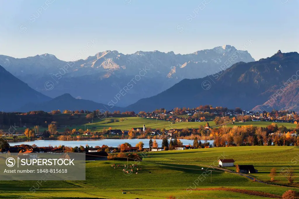 Autumn morning in the foothills of the Alps, view from Mt Aidlinger Hoehe across Riegsee Lake, Froschhausen, Murnau and the Wetterstein Range with Mt ...