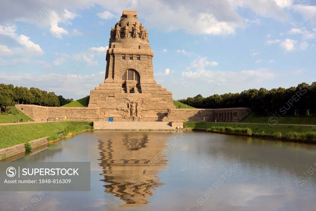 Monument to the Battle of the Nations, built to commemorate the Battle of Leipzig or the Battle of the Nations, reflected in the lake, Leipzig, Saxony...