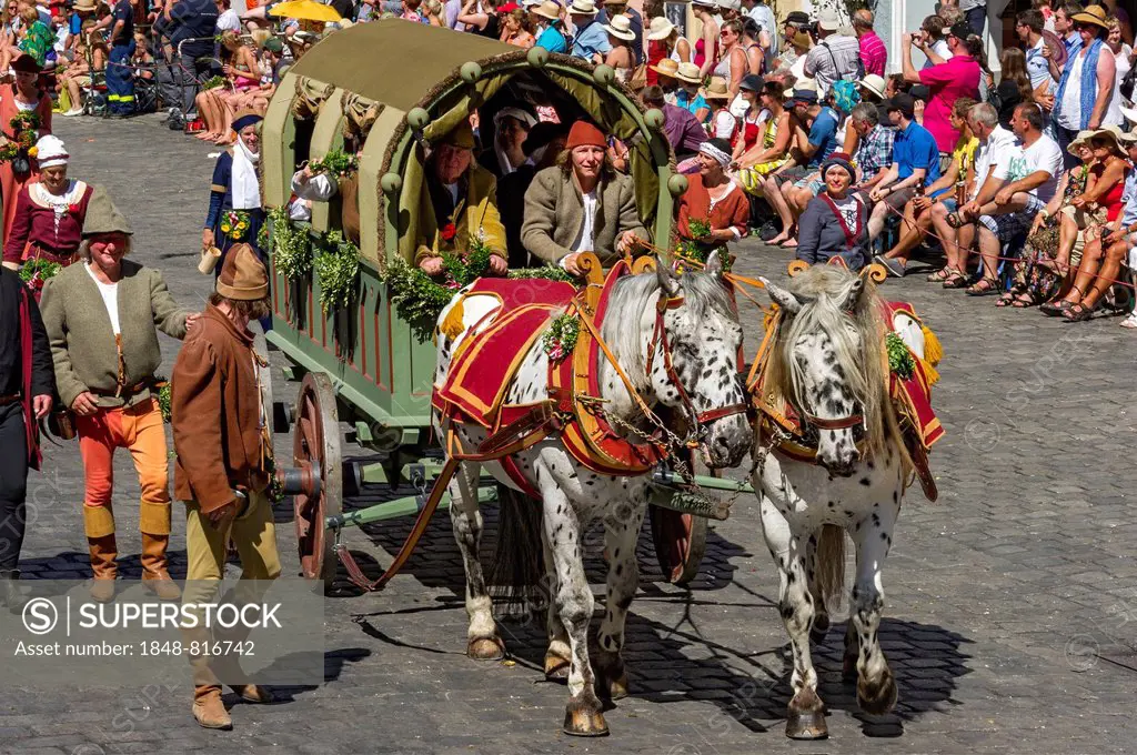 Horse-drawn covered wagon, medieval wedding procession wearing traditional costume to celebrate Landshut Wedding 1475, historic center, Landshut, Lowe...