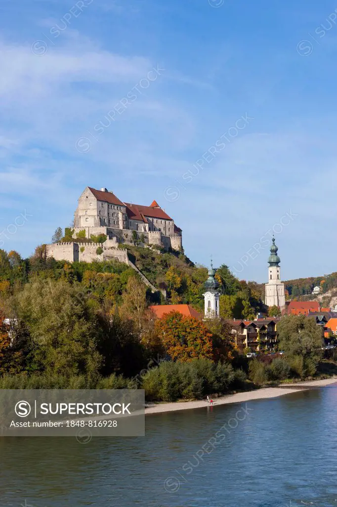 Burg zu Burghausen Castle, with the Salzach River at the front, Burghausen, Upper Bavaria, Bavaria, Germany