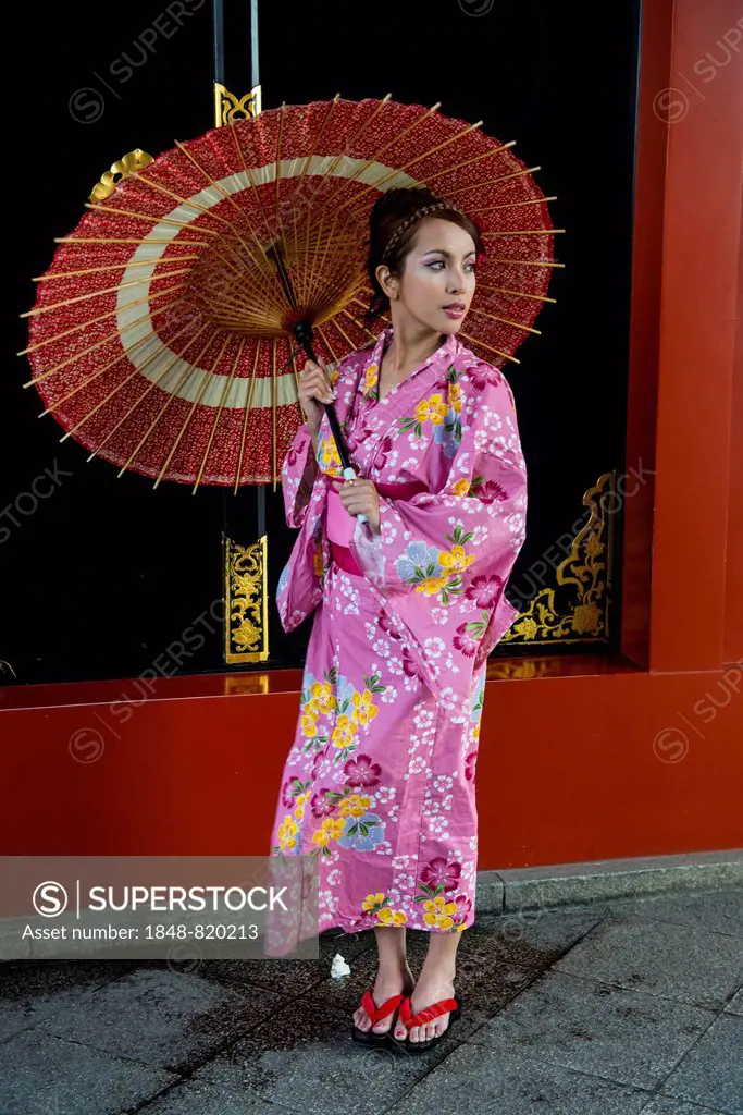 Young woman in kimono and with oil-paper umbrella, Senso-ji temple, Asakusa, Tokyo, Japan