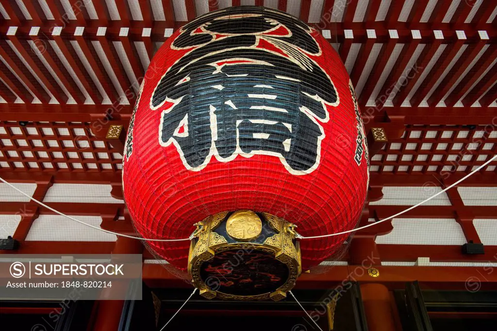 Huge lantern in the Senso-ji temple, Asakusa, Tokyo, Japan