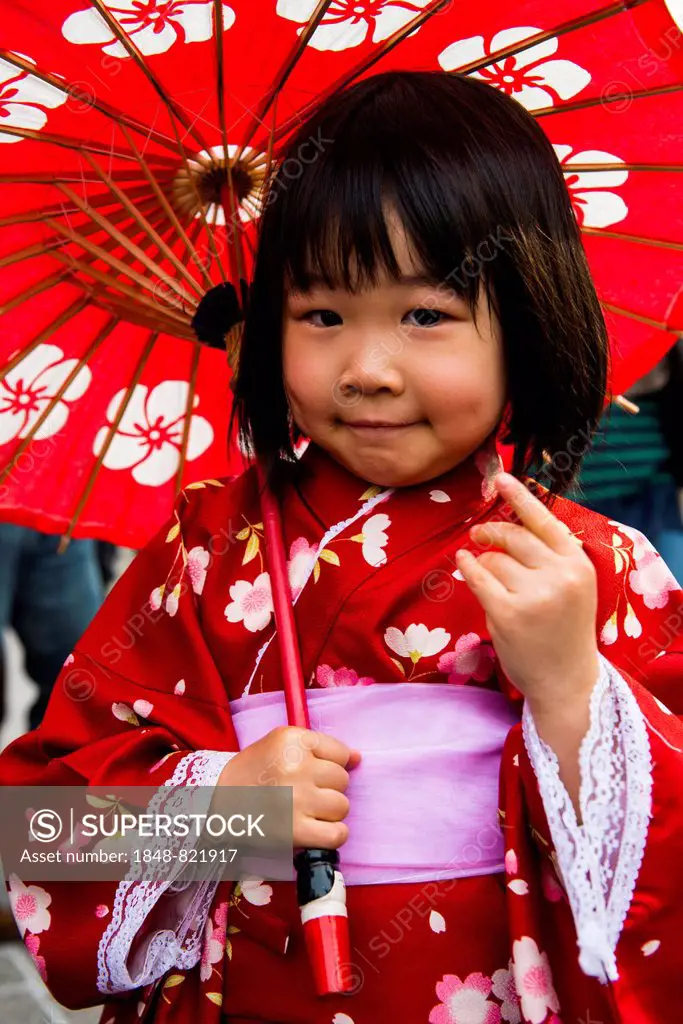 Traditionally dressed girl, Gion quarter, Kyoto, Japan