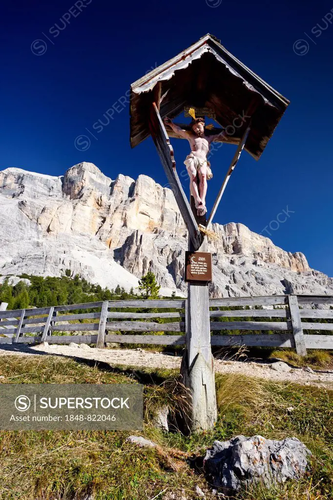 Wayside cross at the Heiligkreuz refuge, Mt Heiligkreuzkofel at back, Alta Badia, Dolomites, South Tyrol, Trentino-Alto Adige, Italy