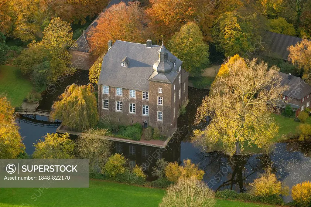 Aerial view, Haus Voerde, Voerde House, set in an autumnal park, Voerde, Ruhr area, North Rhine-Westphalia, Germany