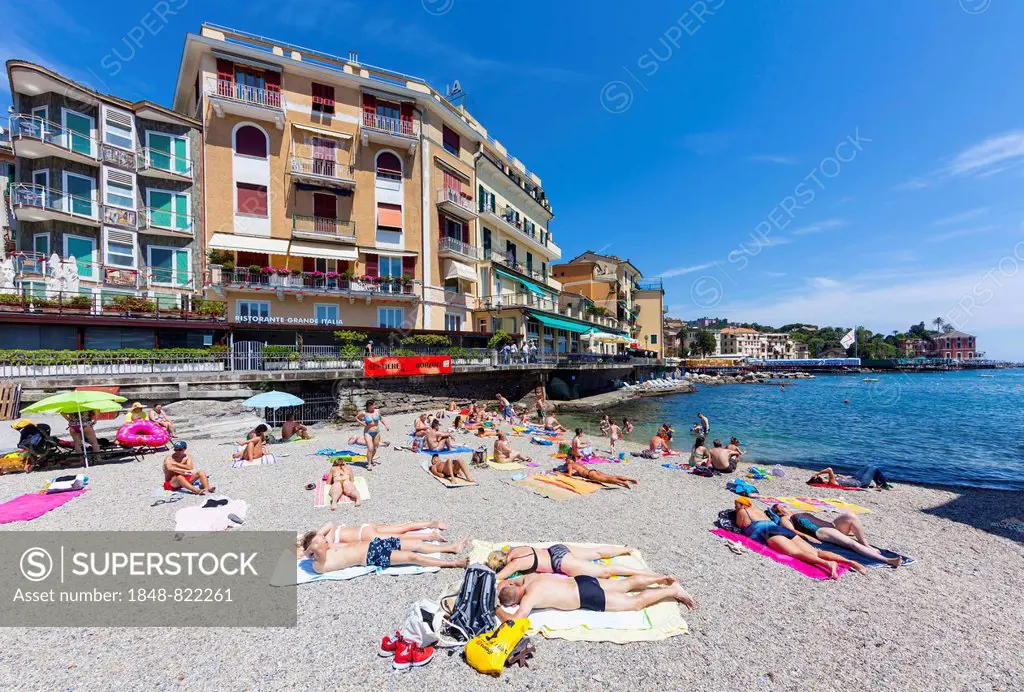Beach, Rapallo, seaside resort on the Gulf of Genoa, Italian Riviera, Liguria, Italy