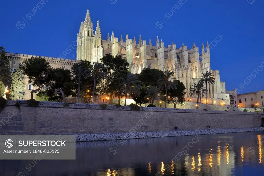 La Seu Cathedral, Palma Cathedral, at dusk, Palma, Majorca, Balearic Islands, Spain