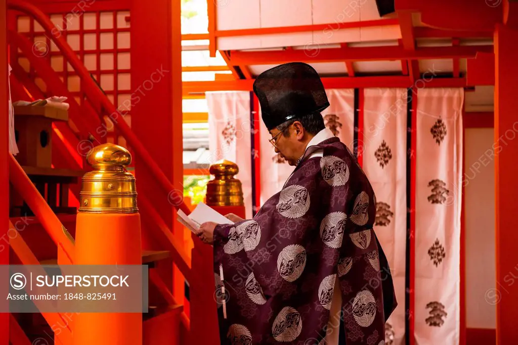 Man praying, Fushimi Inari-taisha shrine, Kyoto, Japan