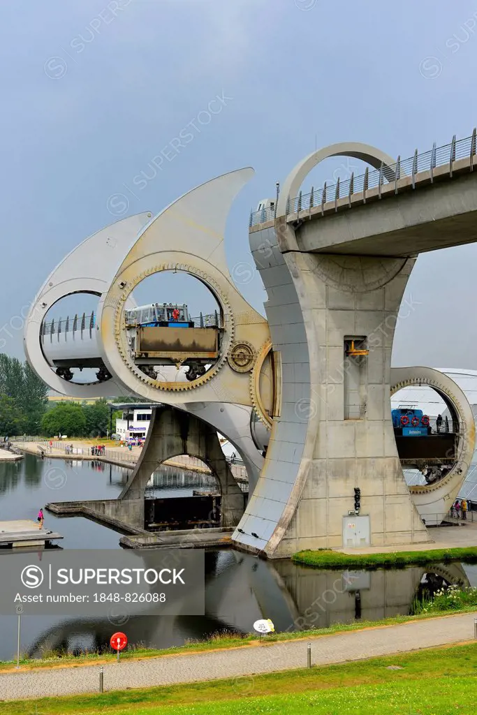 The Falkirk Wheel, unique boat lift in the shape of a ferris wheel, connecting the Forth and Clyde Canal with the Union Canal, Falkirk, Central Scotla...
