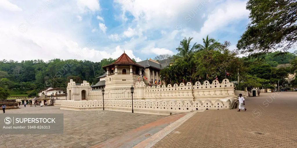 Temple of the Sacred Tooth Relic, Sri Dalada Maligawa, octagonal tower, Buddhist sanctuary, Kandy Lake, Kandy, Central Province, Sri Lanka
