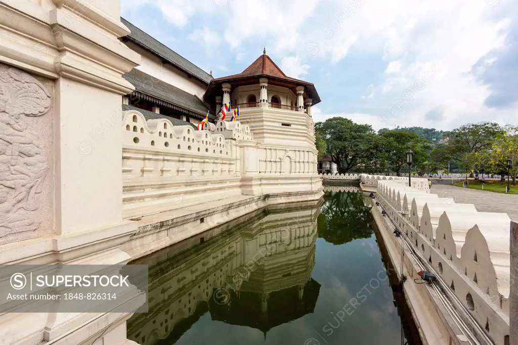 Temple of the Sacred Tooth Relic, Sri Dalada Maligawa, octagonal tower, Buddhist sanctuary, Kandy Lake, Kandy, Central Province, Sri Lanka