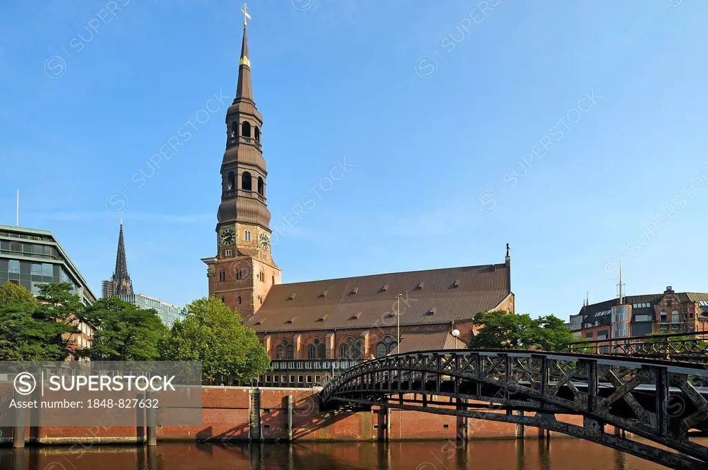 St. Catherine's Church, in front the Zollkanal canal with Eisensteg bridge, Hamburg, Germany