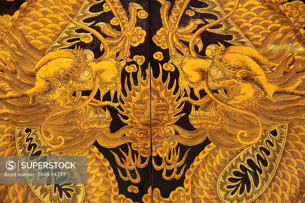 Dragon on the gate to the Thian Hock Keng temple in Chinatown in Singapore, Asia