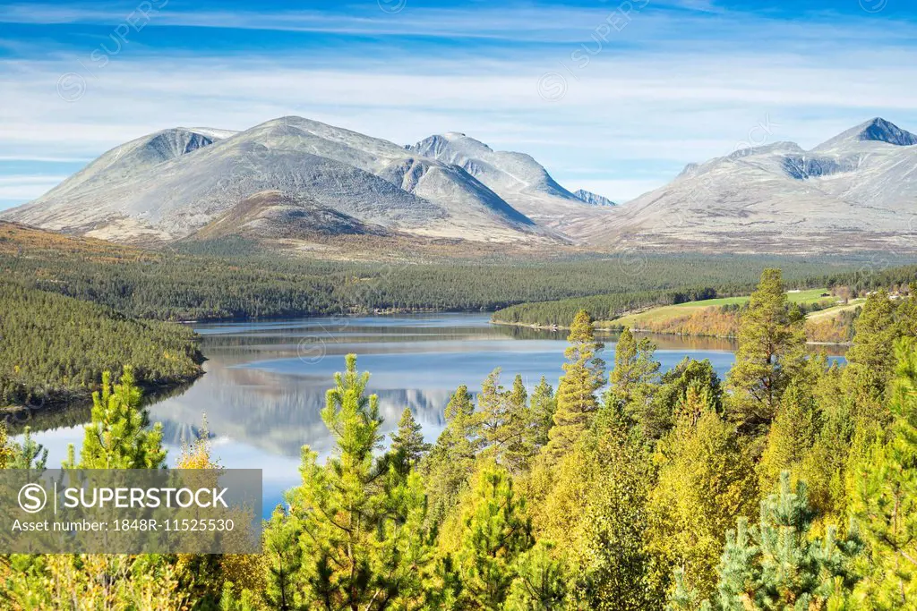 View from Sohlbergplassen over the Atnsjøenlake on Rondane National Park, National Tourist Route, Hedmark, Oppland, Norway