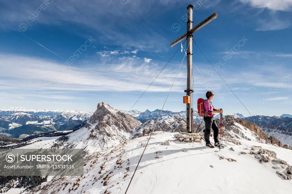Mountaineer on the summit of Mt Tullen, Val di Funes, Mt Peiterkofel at the back, Dolomites, Funes, Eisacktal valley, Province of South Tyrol, Trentin...