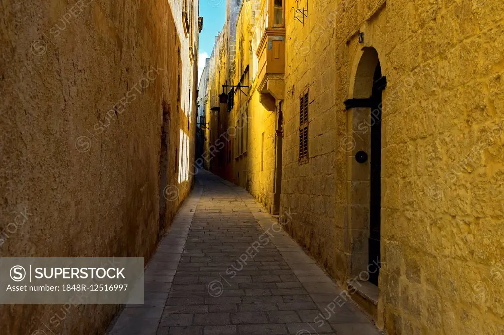 Narrow alley, Mdina, also Città Vecchia or Città Notabile, Malta