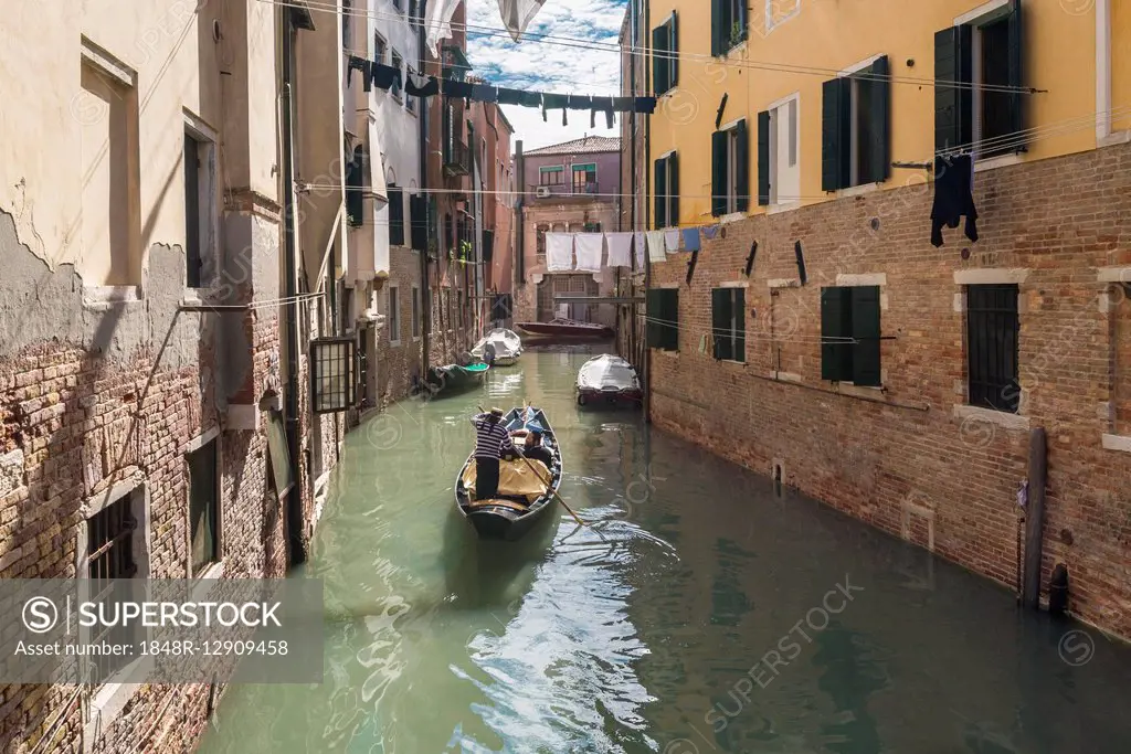 Gondola on the Rio Ghetto, Jewish ghetto from the 16th century, Cannaregio, Venice, Veneto, Italy