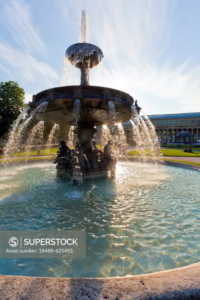 Fountain, Koenigsbau Passagens shopping centre at back, Schlossplatz square, Stuttgart, Baden-Wuerttemberg, Germany, Europe