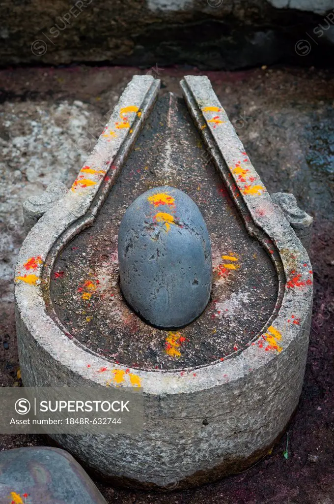 Stone lingam, phallic symbol for Shiva, Heritage Hotel Ahilya Fort, Maheshwar, Madhya Pradesh, India, Asia
