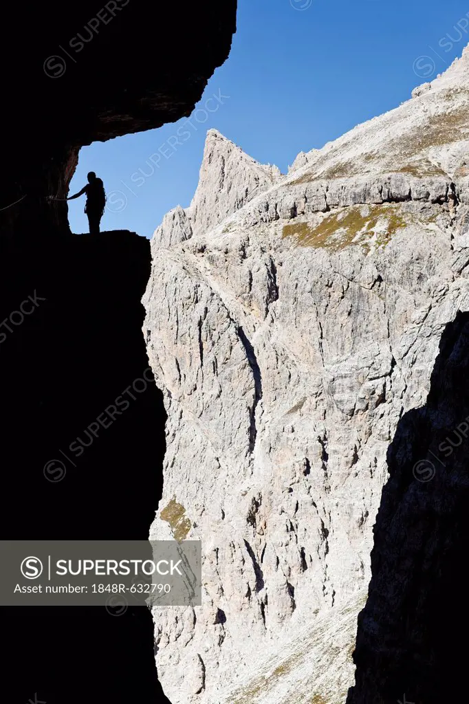 Climber at the Alpinisteig or Strada degli Alpini via ferrata, Sexten, Sesto, Hochpustertal or Alta Pusteria, Dolomites, South Tyrol, Europe