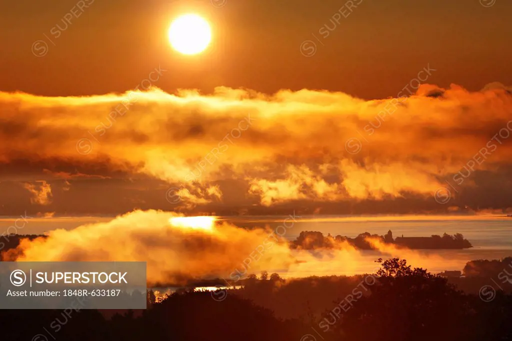 Sunrise, lake Chiemsee and Frauenchiemsee island, also known as Fraueninsel island, view from Ratzinger Hoehe, Chiemgau, Upper Bavaria, Bavaria, Germa...