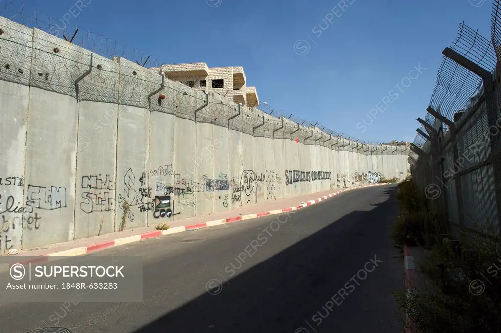 Border fortification between Israel and the Palestinian territories in the West Bank near Ramallah, Middle East