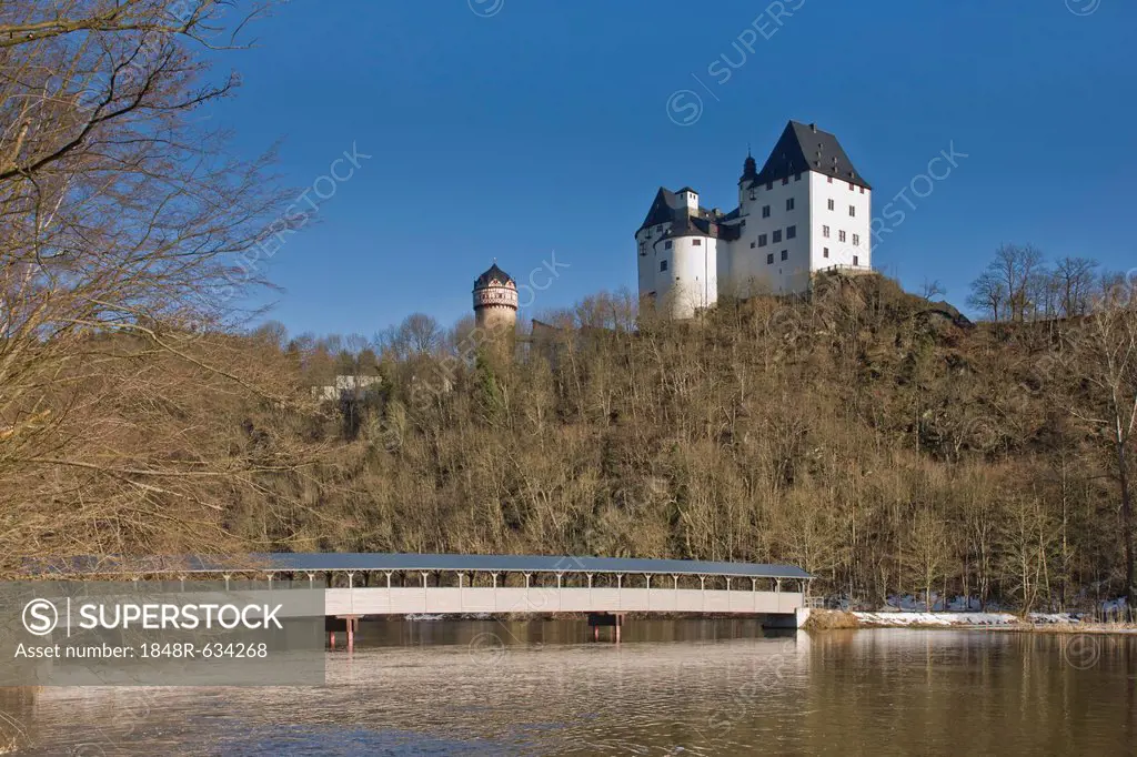 Schloss Burgk castle and covered wooden bridge seen from the Sormitz estuary, Thuringia, Germany, Europe