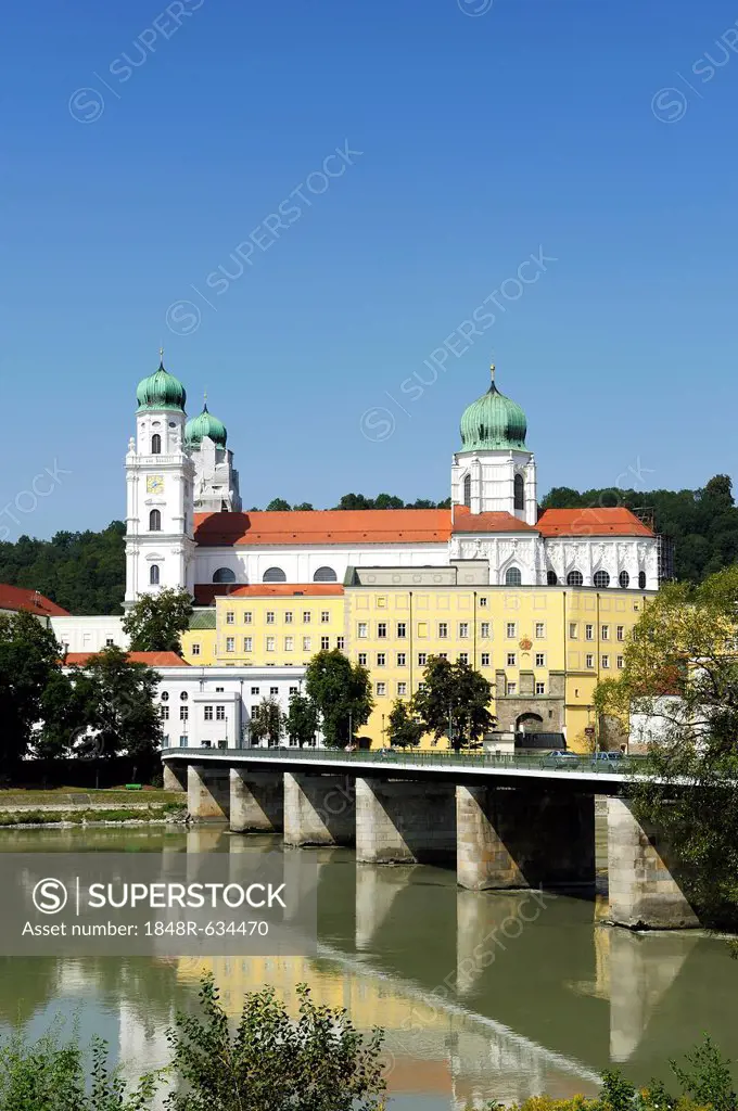 Passau, St. Stephan's Cathedral, Marienbruecke or Mary's Bridge crossing the Inn River, Lower Bavaria, Bavaria, Germany, Europe, PublicGround