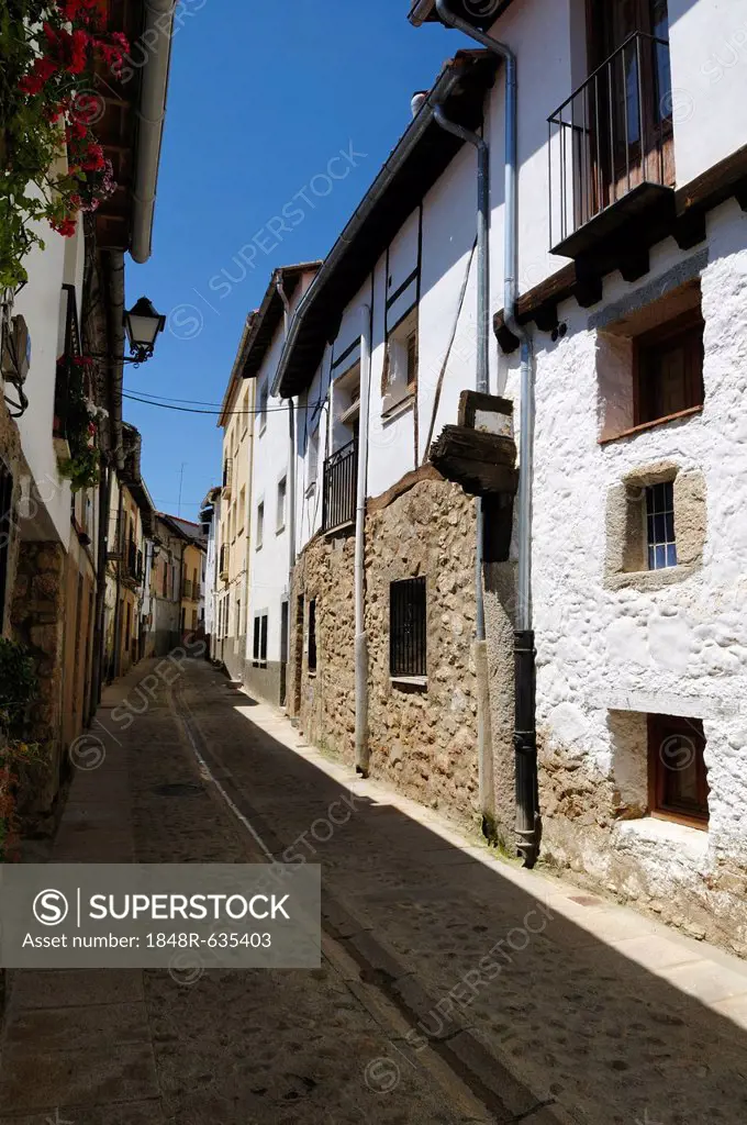 Narrow lane in the historic centre of Cuacos de Yuste, Sierra de Gredos, Extremadura, Spain, Europe