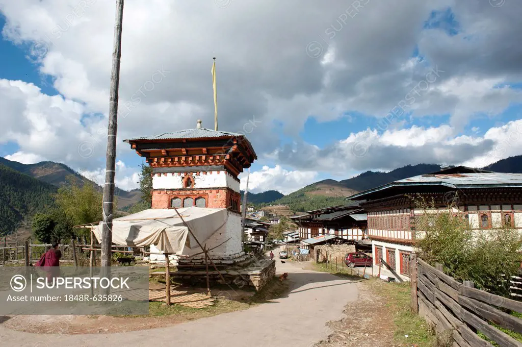 Chorten on a road, Gangtey Goempa or Gangteng Monastery, Phobjika Valley, Himalayas, Kingdom of Bhutan, South Asia, Asia