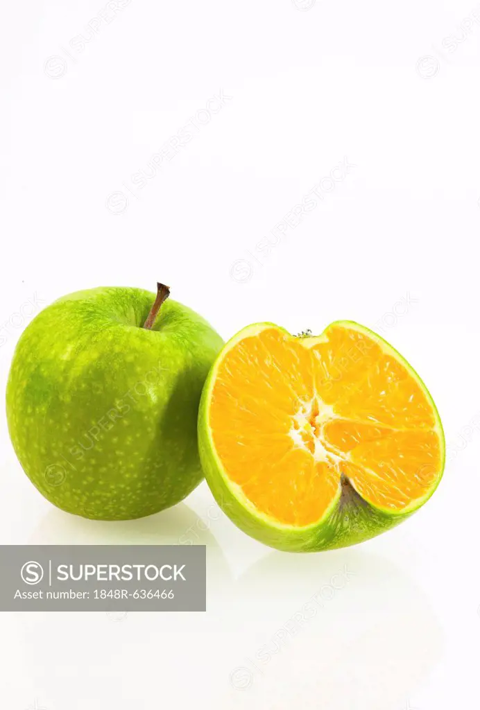 Cross between an apple and an orange, symbolic image for genetically modified fruit