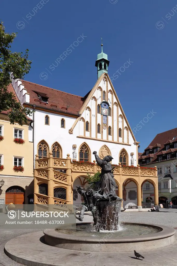 Amberger Hochzeitsbrunnen fountain, with the Gothic town hall, market square, Amberg, Upper Palatinate, Bavaria, Germany, Europe