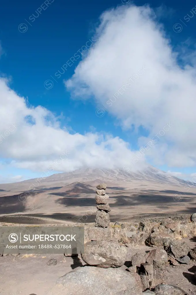 Cairn, view from East Lava Hill across the Kibo Saddle to the summit of Mt Kilimanjaro covered in clouds, Marangu Route, Tanzania, East Africa, Africa