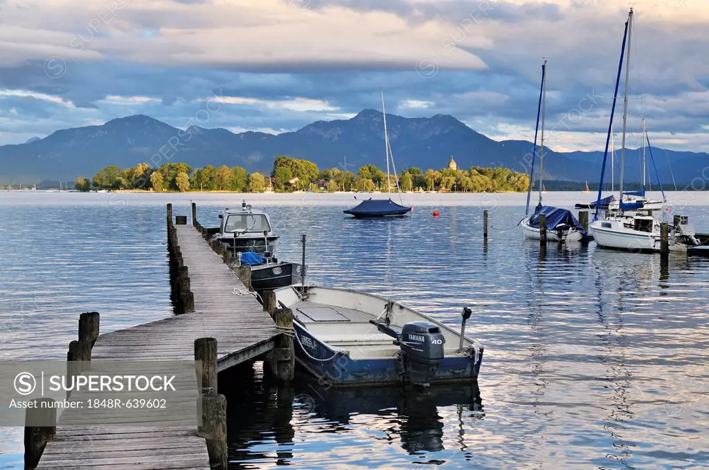 Jetty on Lake Chiemsee with a view towards Fraueninsel island, Gstadt, Chiemgau, Upper Bavaria, Bavaria, Germany, Europe