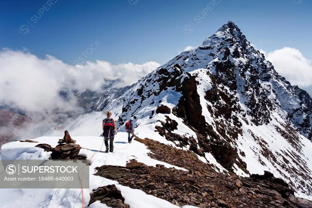 Hikers ascending the summit ridge towards the summit of Hintere Eggenspitze Mountain, Alto Adige, Italy, Europe