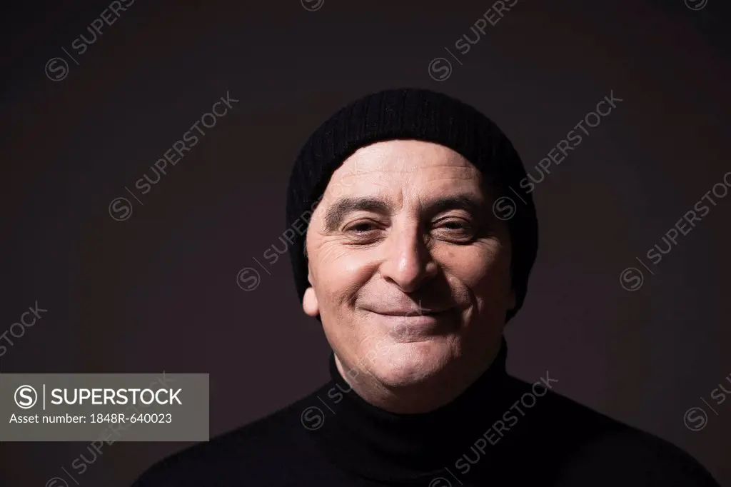 Smiling elderly man wearing a black woollen hat