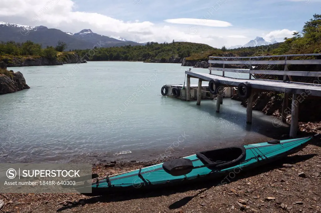 Folding-kayak lying next to a pier, Torres del Paine National Park, Thyndal, Magallanes and Antártica Chilena Region, Patagonia, Chile, South America,...