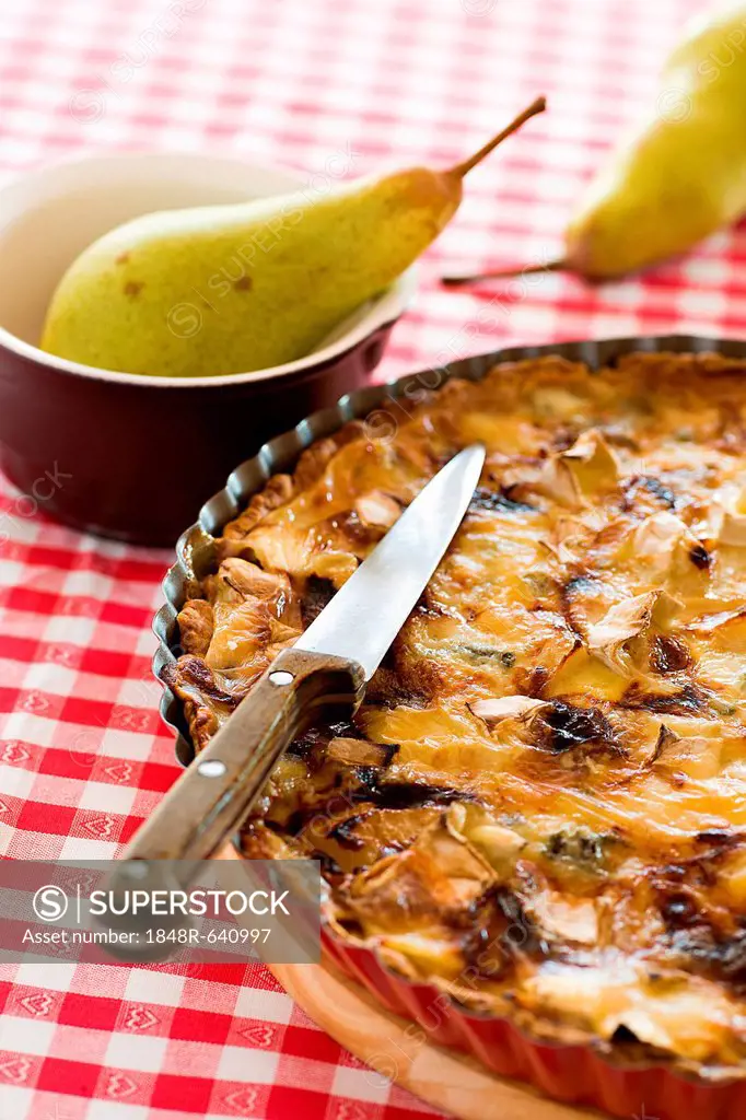 A quiche with pear and mushrooms