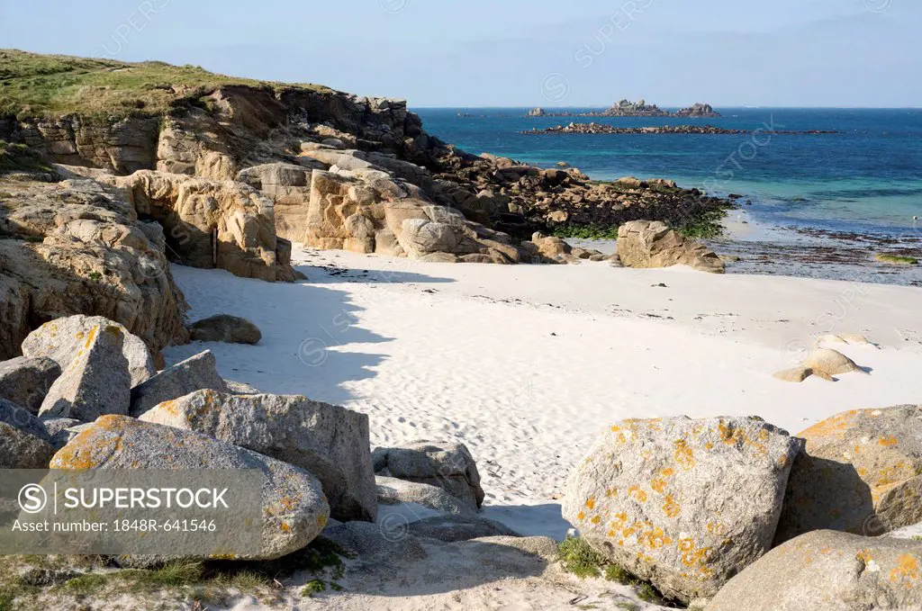 Coastline with a sandy beach and rocks at Plouarzel, Département Finistère, Brittany, France, Europe
